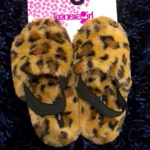 💖Girls size 2/3 peep toe slippers w/heel strap
Hard non slip bottoms💖